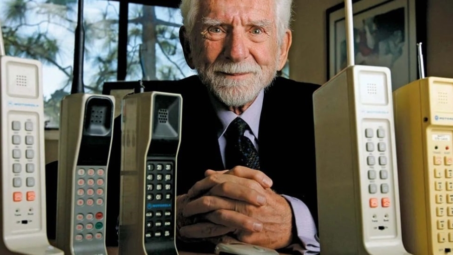 Martin Cooper é um engenheiro eletrotécnico e designer norte-americano, conhecido como o "pai" do telefone celular ou telemóvel. Ele foi inspirado pelo seriado de TV Jornada nas Estrelas para criar essa tecnologia revolucionária.
